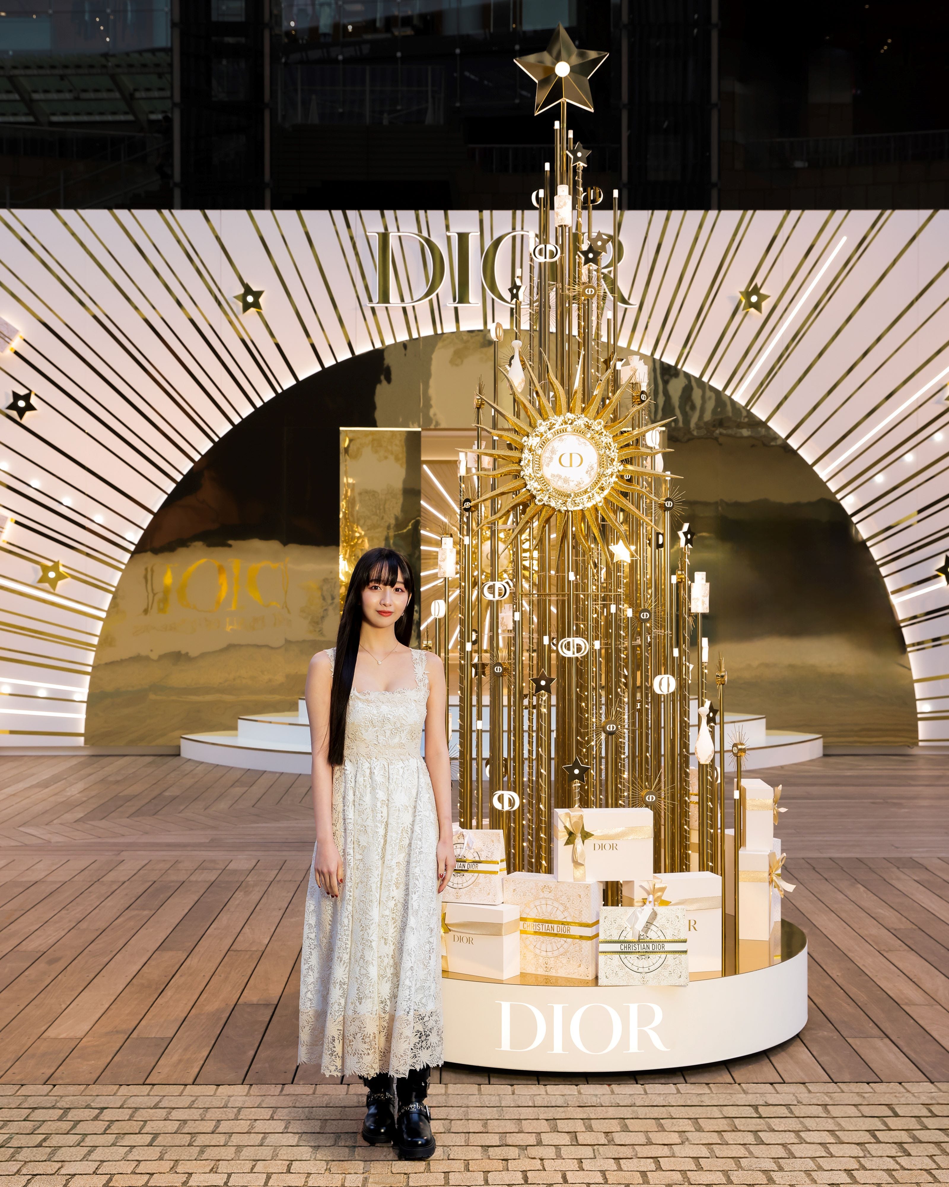 会場はヴェルサイユ宮殿がモチーフ！ ディオールがホリデー