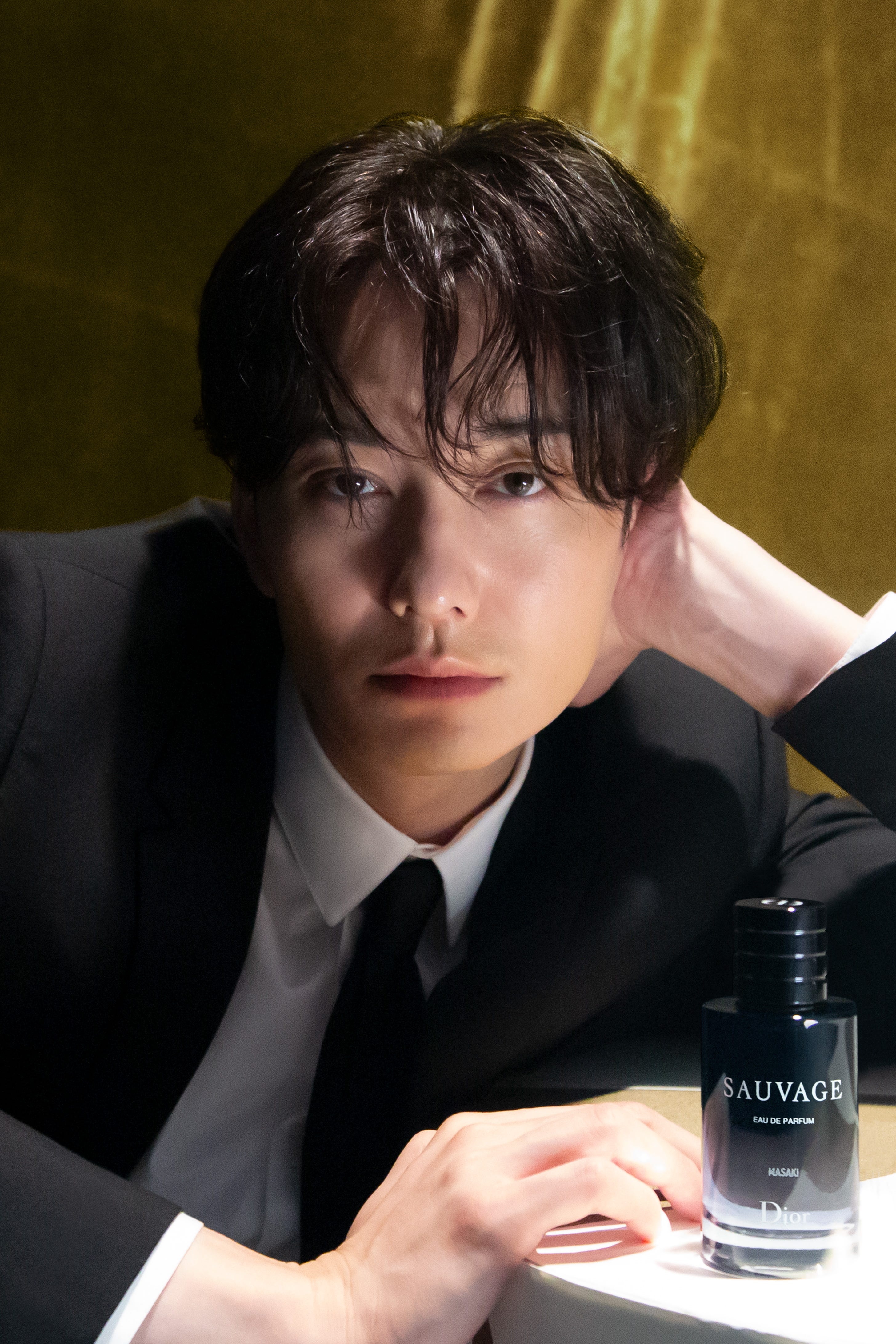 岡田将生、表現者の香り【ディオールのアイコニックな香水、ソヴァージュ】