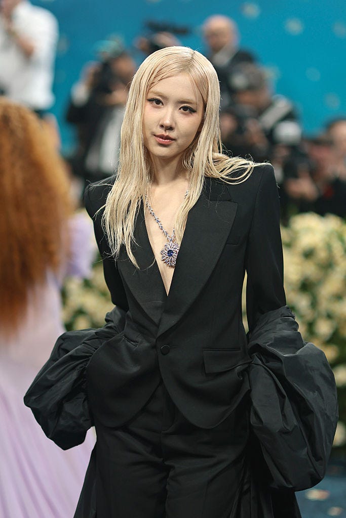BLACKPINK ロゼ、サンローラン＆ティファニーでメットガラに降臨