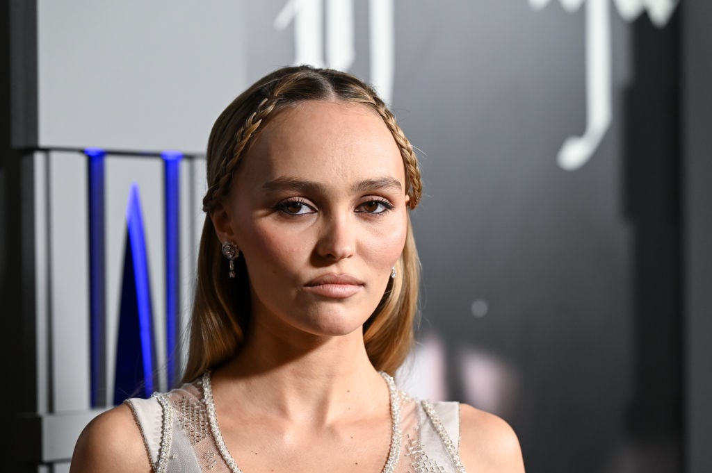 リリー・ローズ＝デップ、センシュアルなシアードレスで新作ドラキュラ