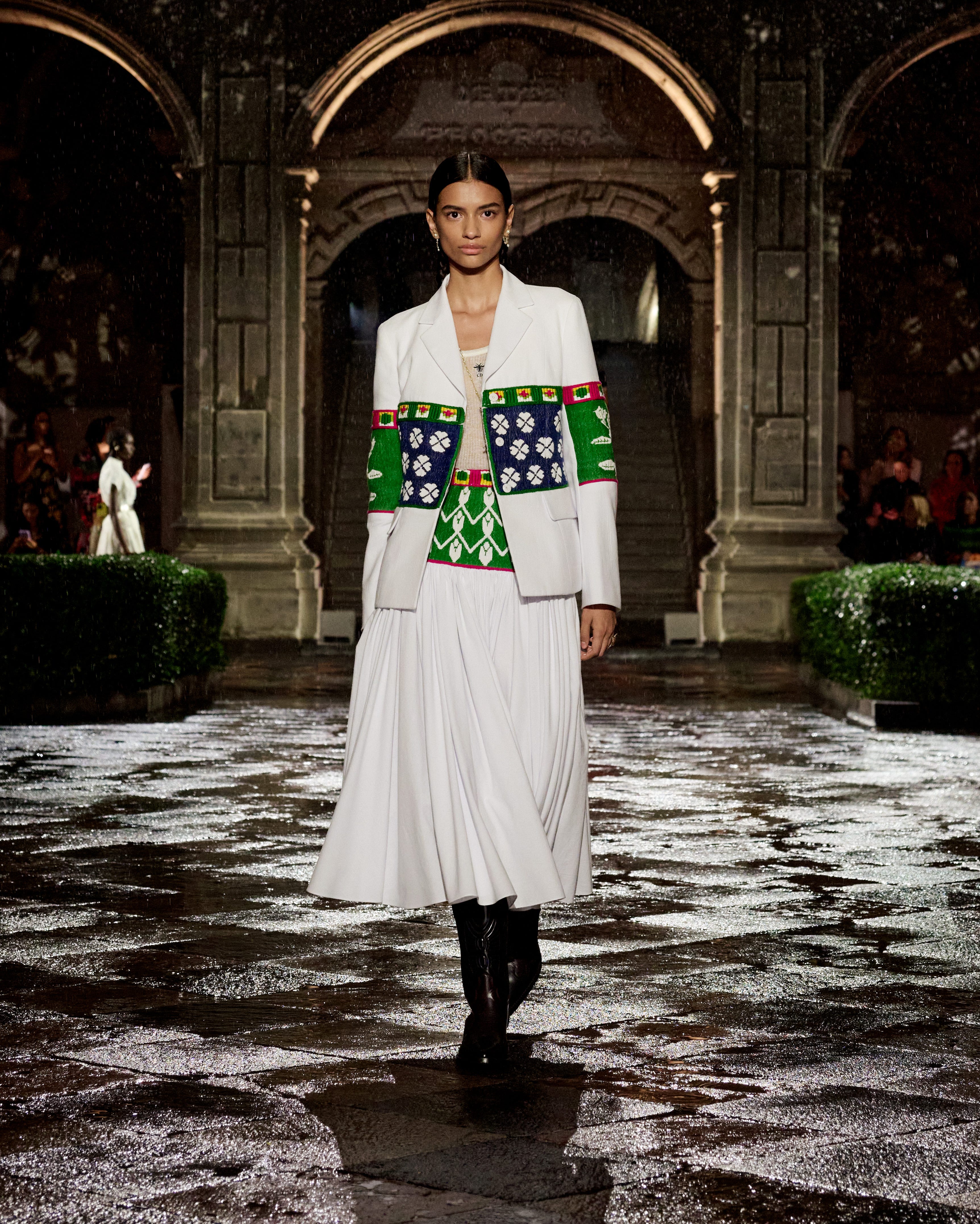 動画】ディオール、八木莉可子とともにメキシコへ！ フリーダ・カーロ