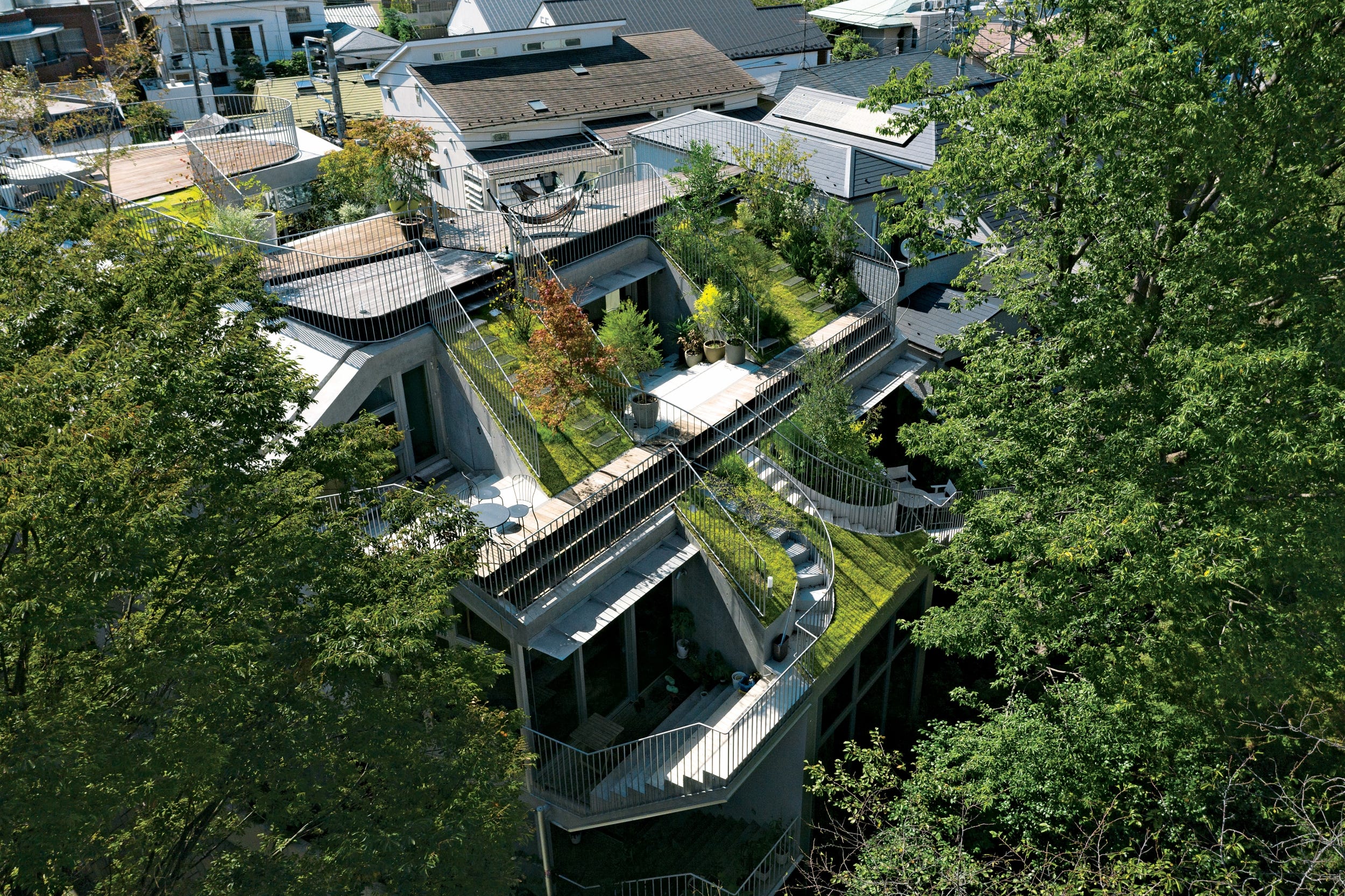 建築家・駒田剛司＋由香による公園隣接の集合住宅。自然を享受する