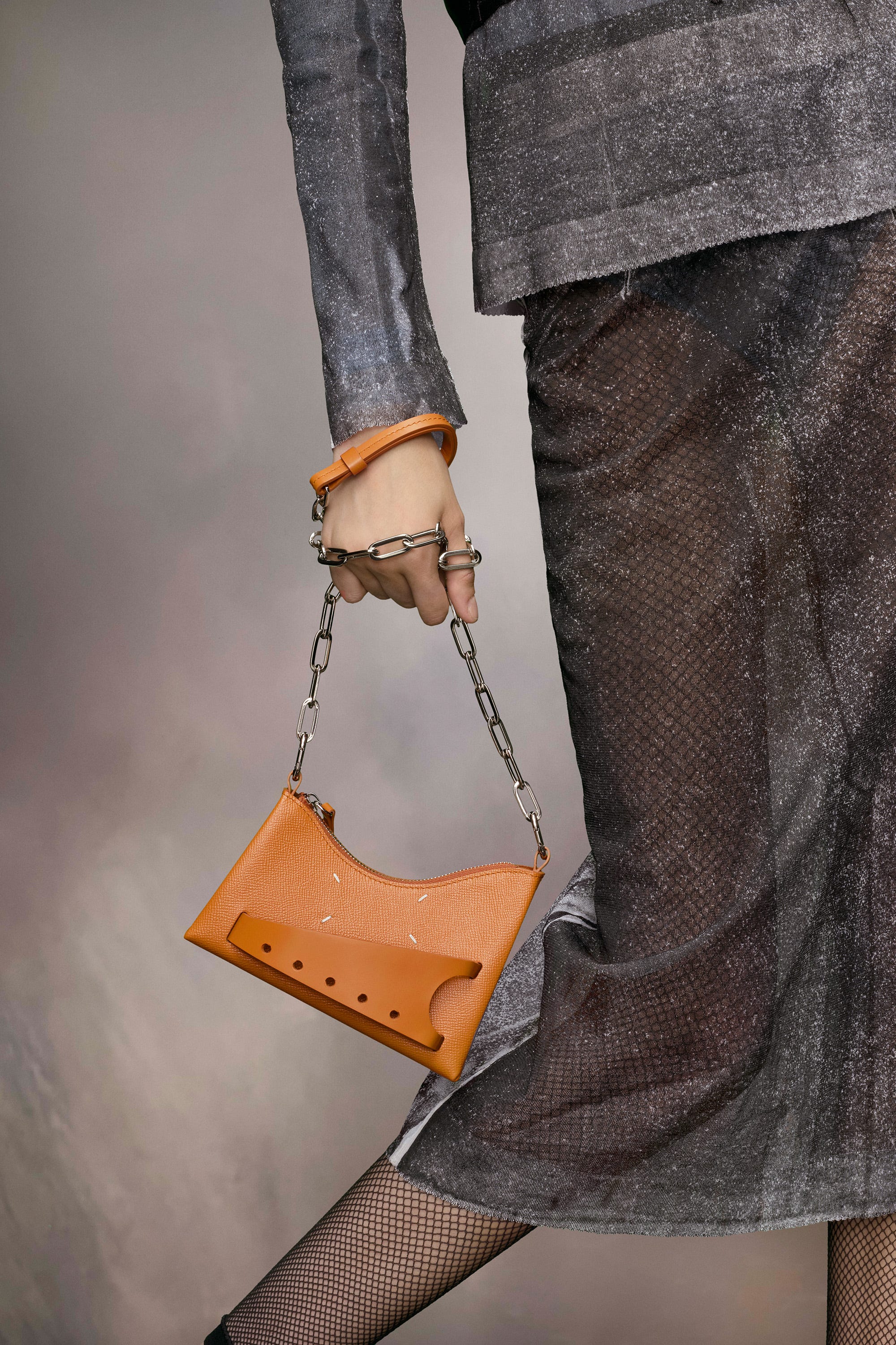 メゾン マルジェラ」が新作バッグ﻿“スナッチト”ホーボーを発売