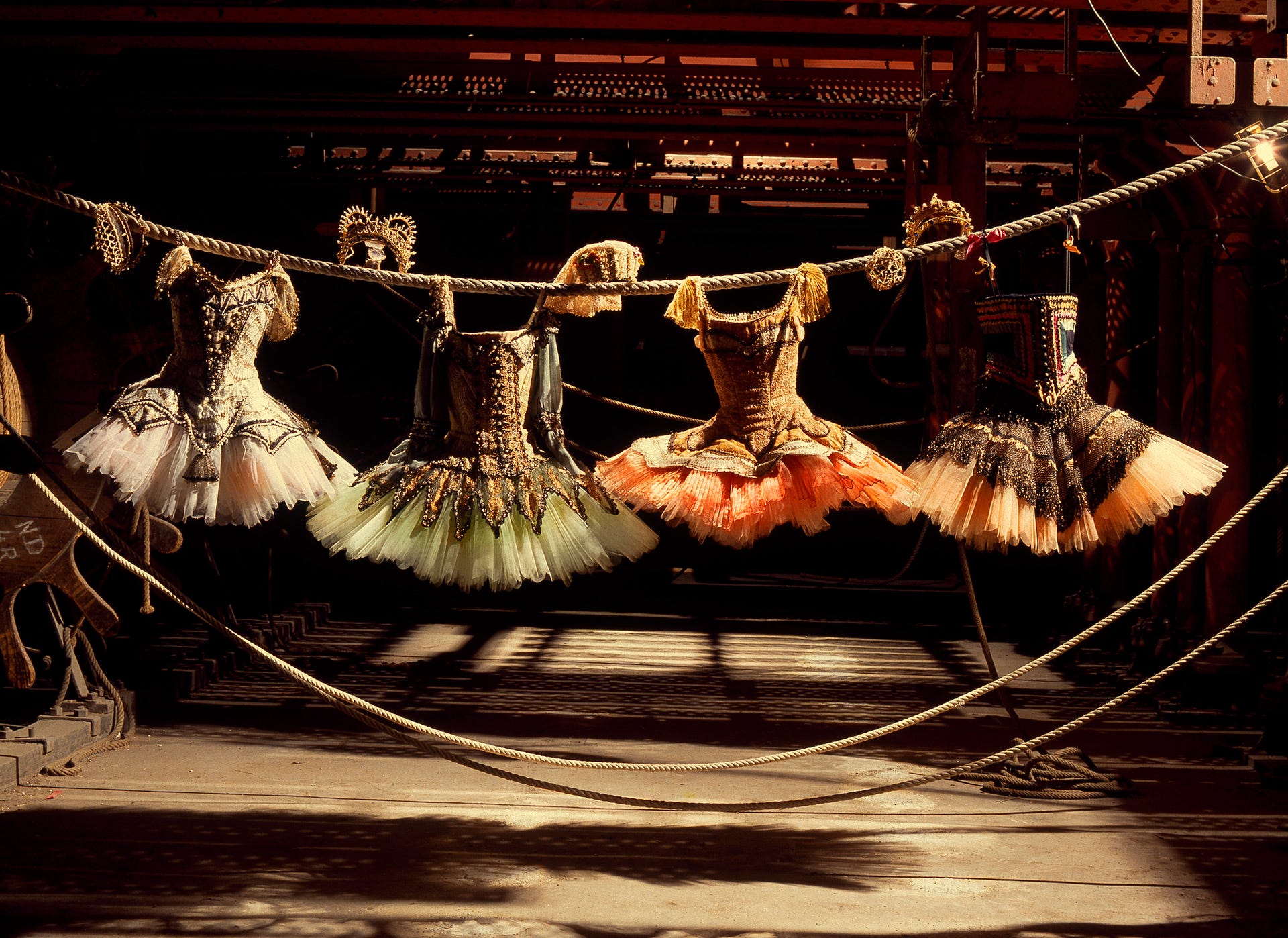 写真家の田原桂一が捉えたパリ・オペラ座 『OPÉRA de PARIS』展、開催中