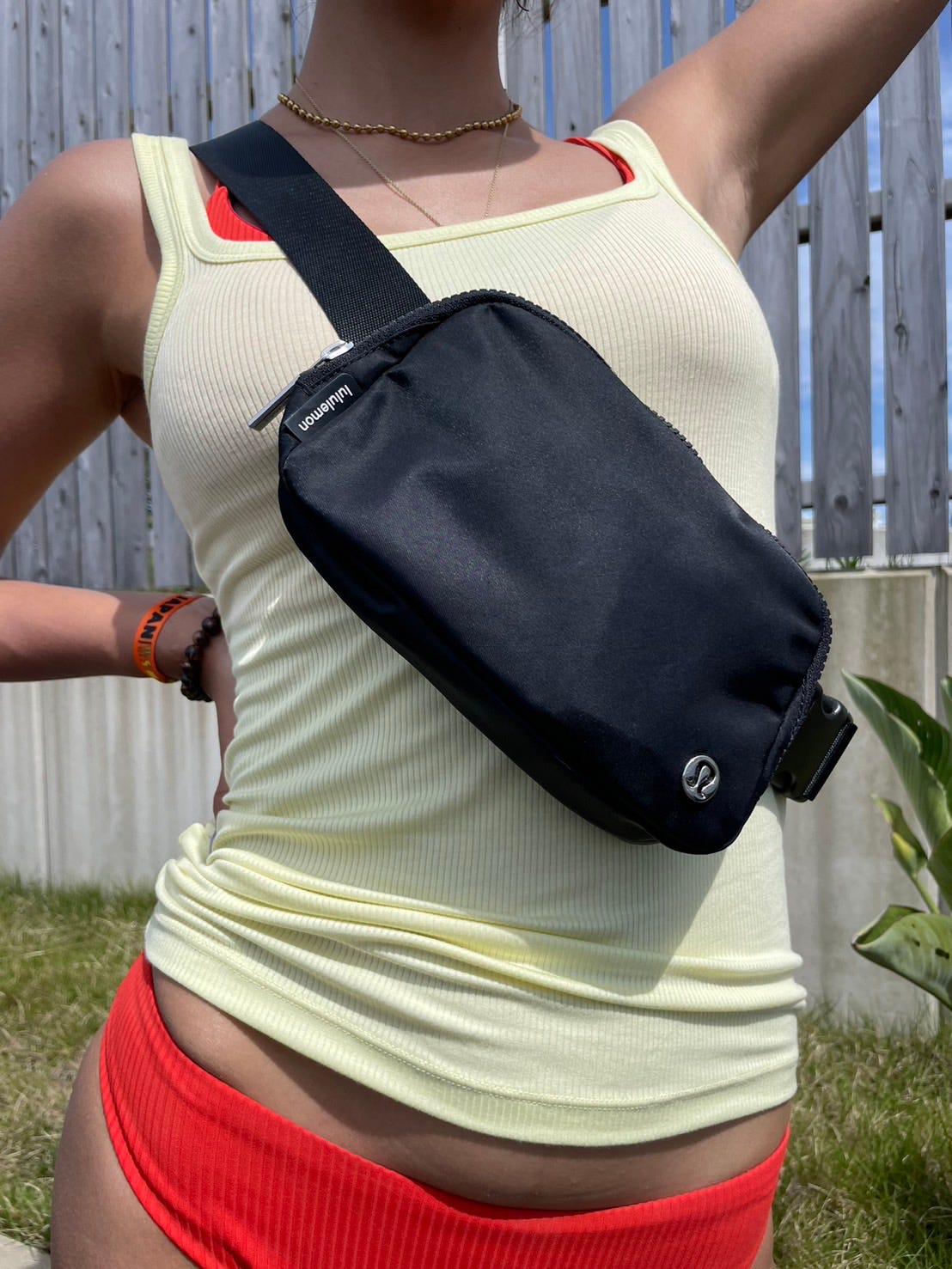 海外セレブにも大人気！「ルルレモン」の“Everywhere ベルトバッグ”で