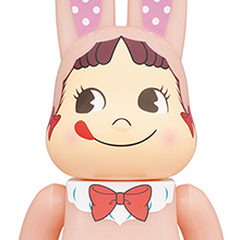不二家の最新BE@RBRICKは蛍光ピンクの招き猫ペコちゃん！100％＆400