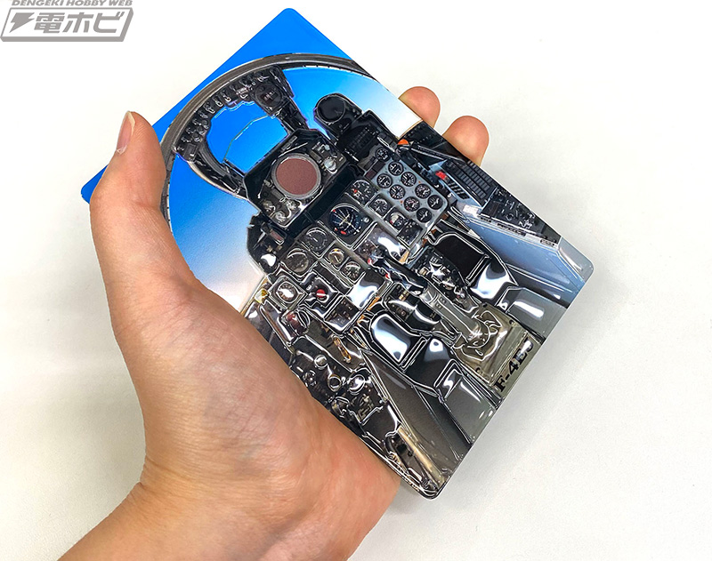 航空自衛隊「ファントムII」の操縦席を撮影して制作された3D彫金