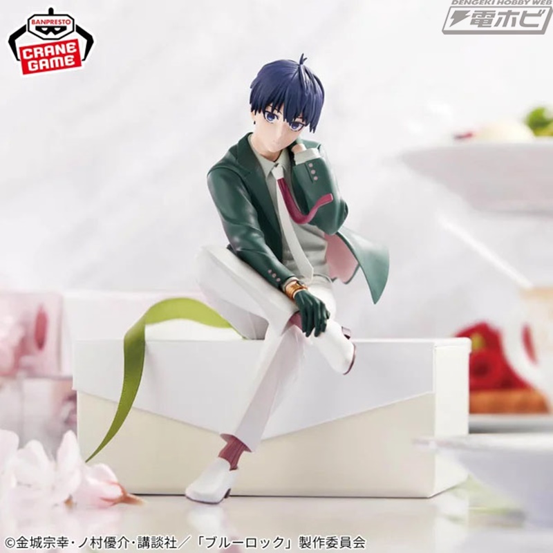 オリジナル衣装を纏った座り姿の潔世一＆糸師凛を立体化！TVアニメ