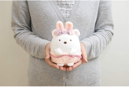 すみっコぐらし』「ふしぎなうさぎのおにわ」テーマのぬいぐるみが登場