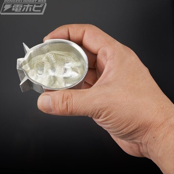 機動戦士ガンダム』ガンダム、シャア専用ザクの錫製ぐいのみが登場