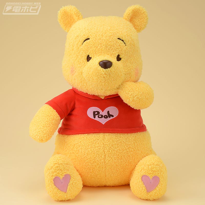 くまのプーさん」の2月の新作プライズは、頬杖ポーズとハート柄が