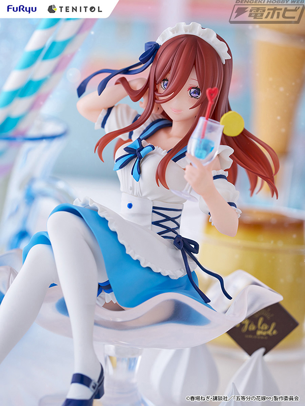 五等分の花嫁』ブルーのパーラー風衣装を着た中野三玖がフリュー