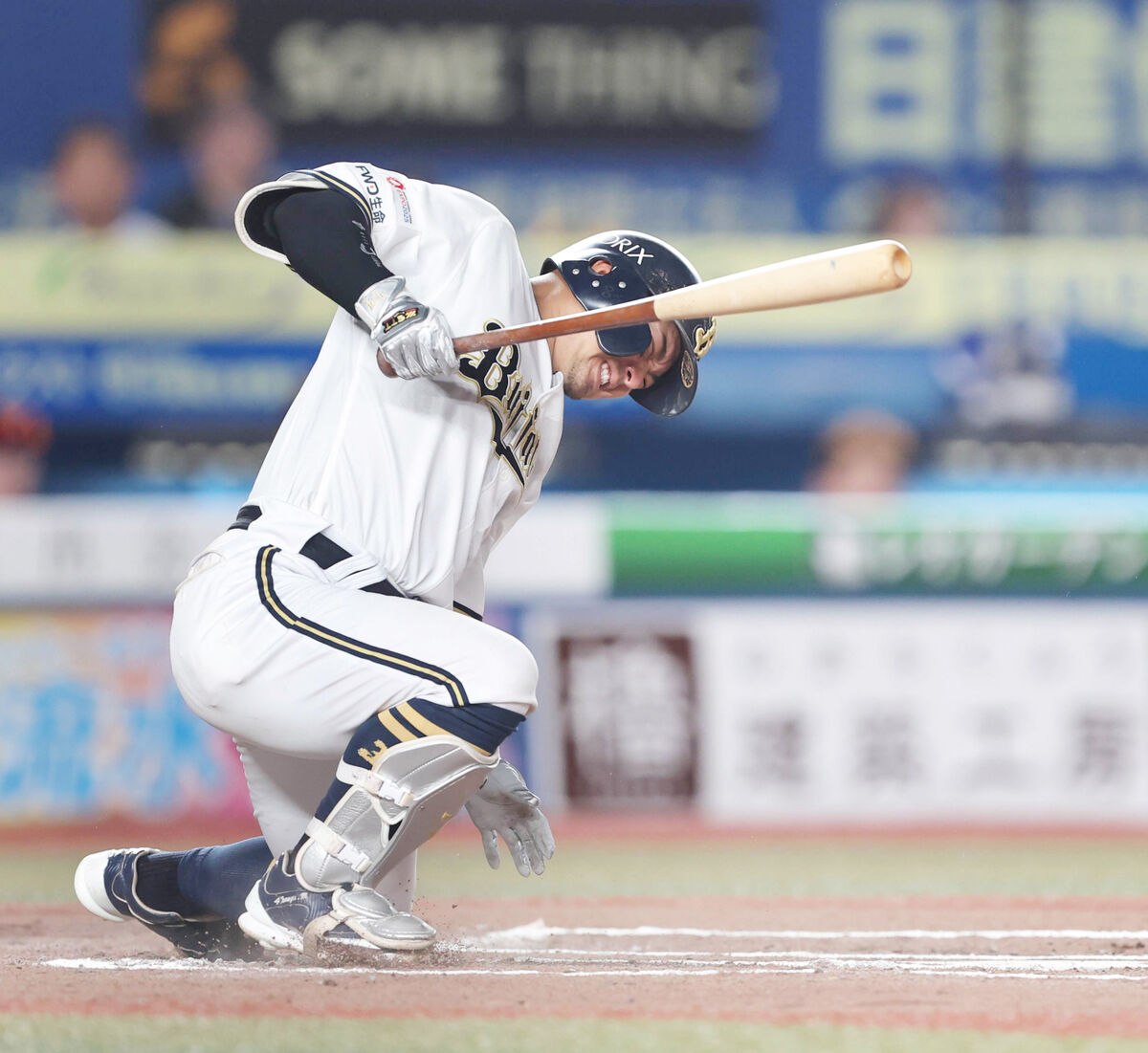オリックス】森友哉が途中交代 自打球が左膝付近を直撃…大逆転CSへ