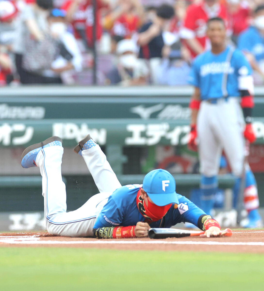 日本ハム】新庄ビッグボスが始球式で打席に登場 少年へリストバンドも