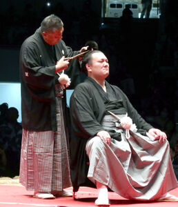 元関脇・勢の春日山親方が涙の断髪式「国技館で断髪式をするのが夢で