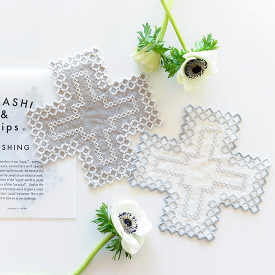 リネンに刺繍を施した、北欧伝統の小さなクロス「ドイリー」。当店