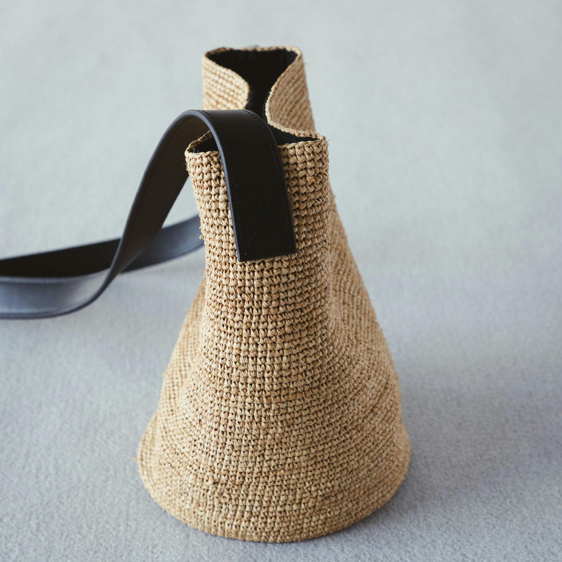 大人を、軽やかに」ラフィアのショルダーバッグ - 北欧、暮らしの道具店