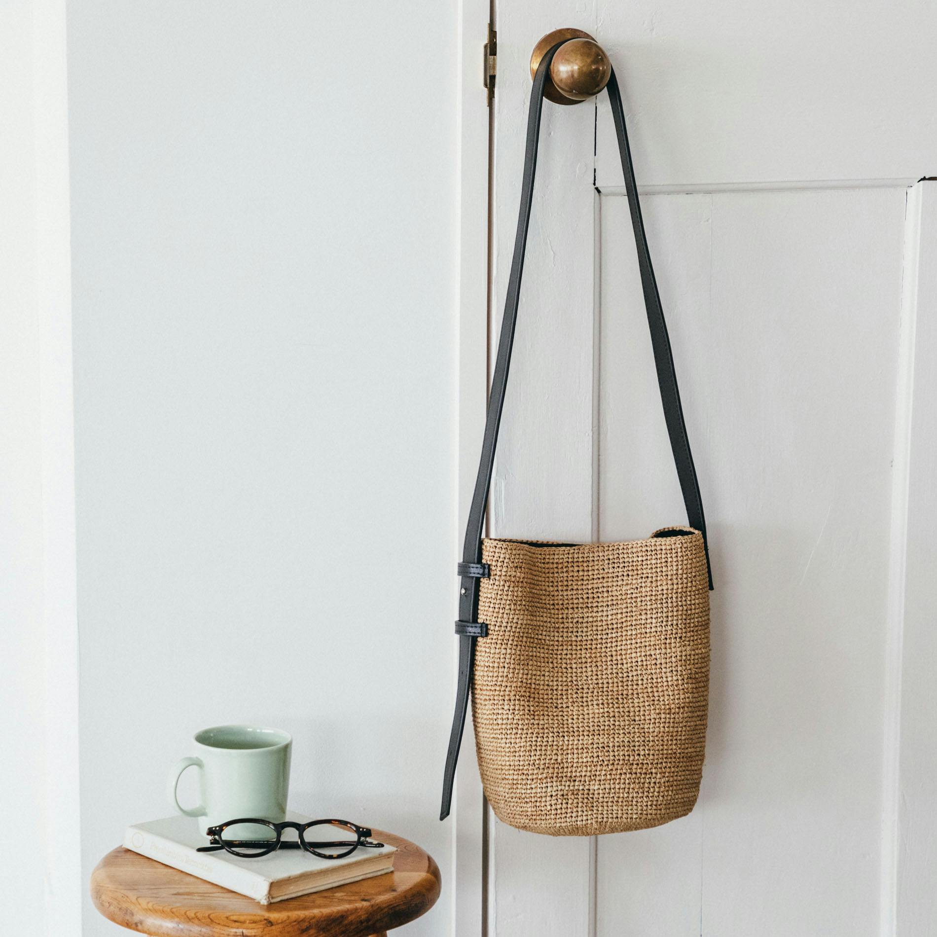大人を、軽やかに」ラフィアのショルダーバッグ - 北欧、暮らしの道具店