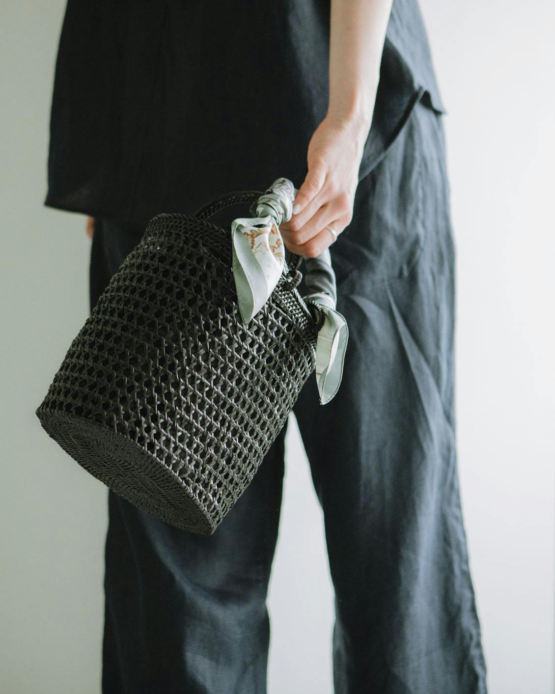 hinthint / アタ素材の透かし編みカゴバッグ - 北欧、暮らしの道具店