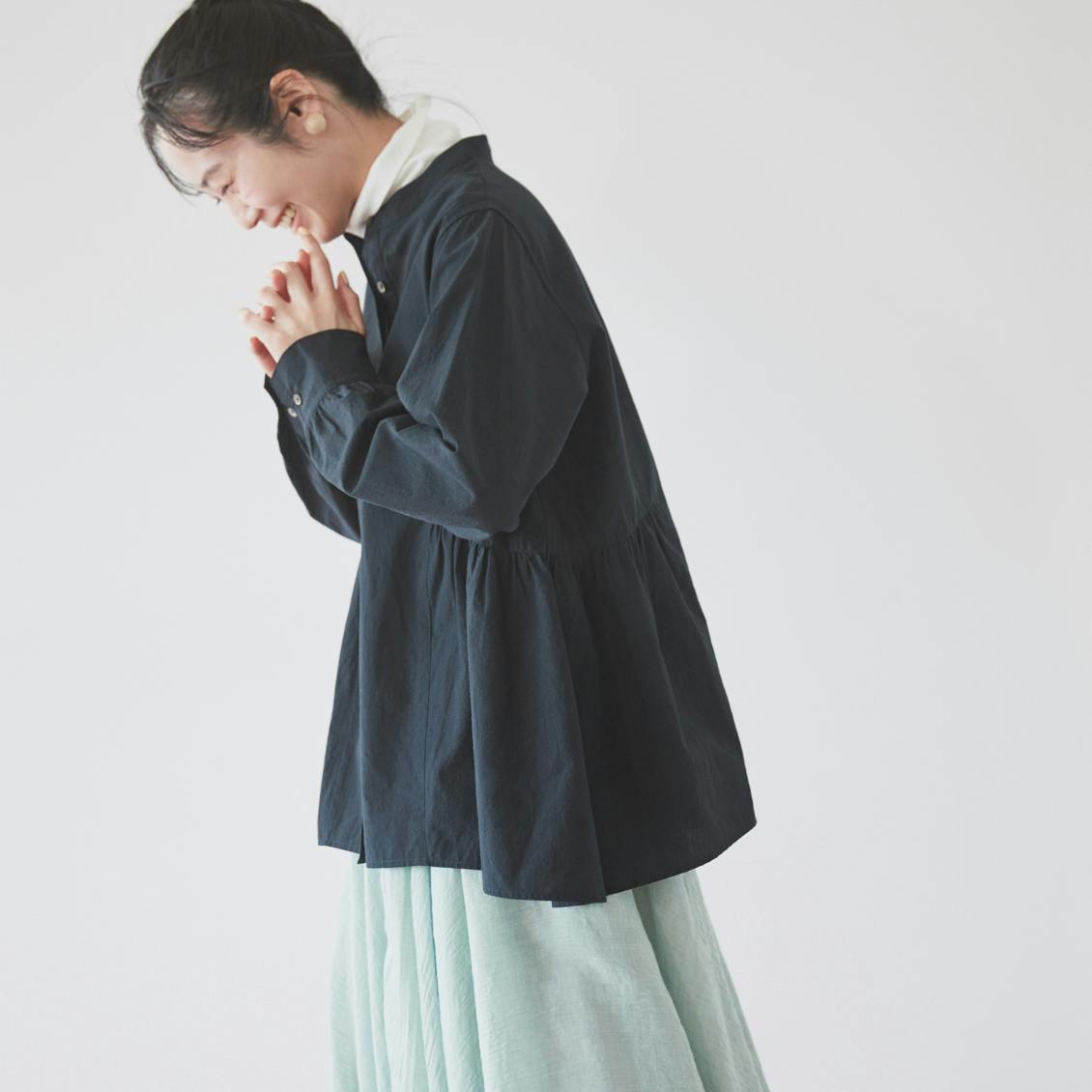 洗いざらしで着られるサイドギャザーブラウス - 北欧、暮らしの道具店