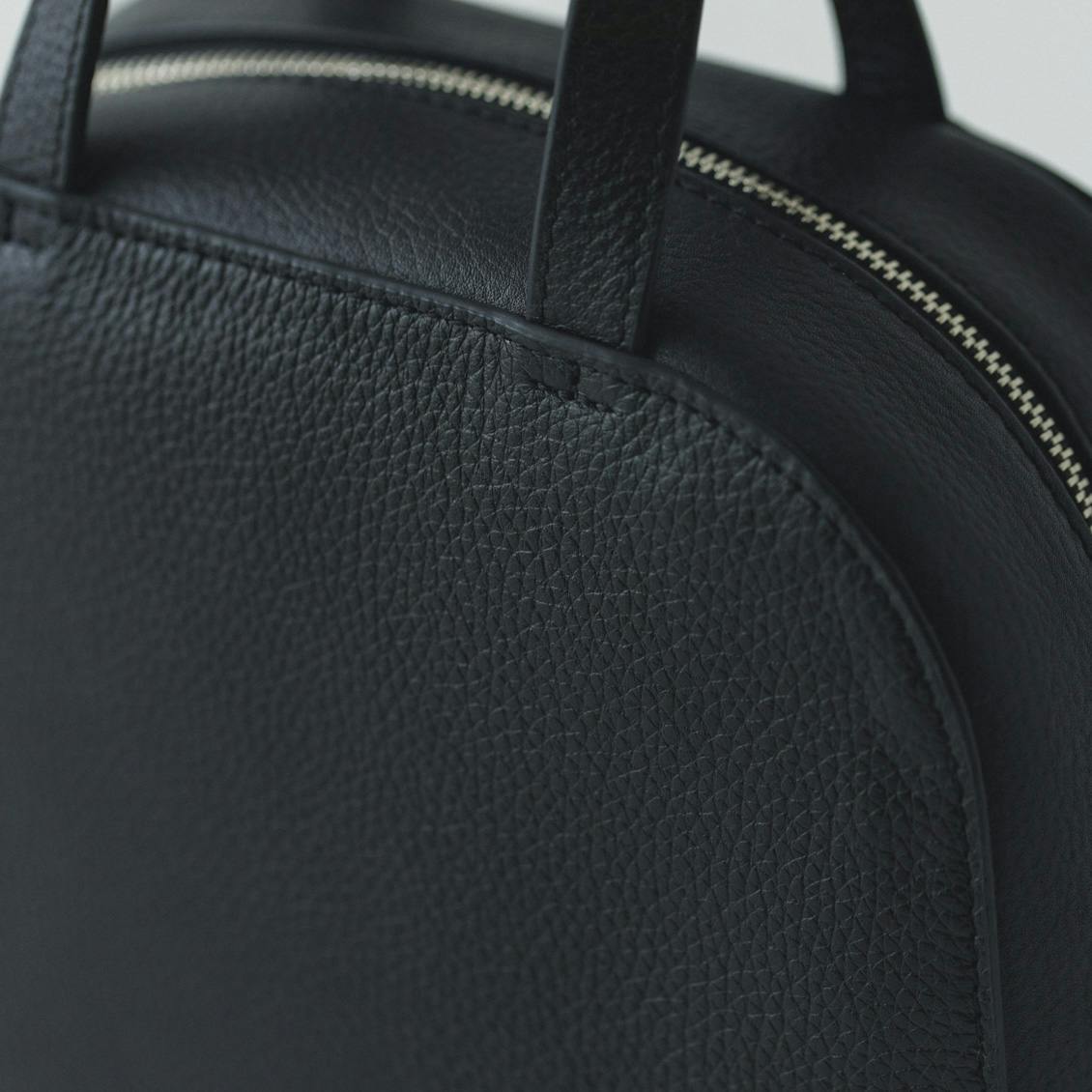 装いを、ちょっと特別に」レザーのミニハンドバッグ / ボストン - 北欧