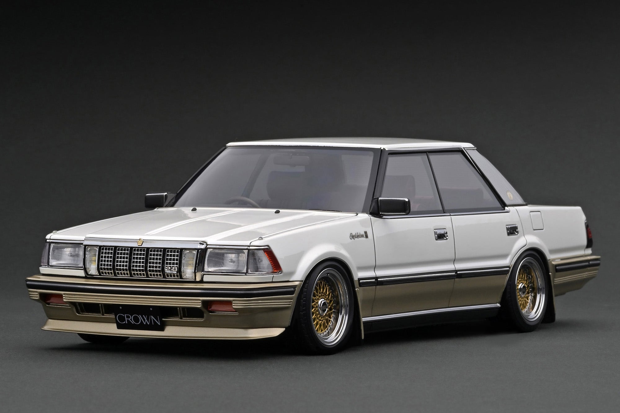 Ignition Model 1:18 Toyota Crown 3.0 Royal Saloon G (120) Pearl