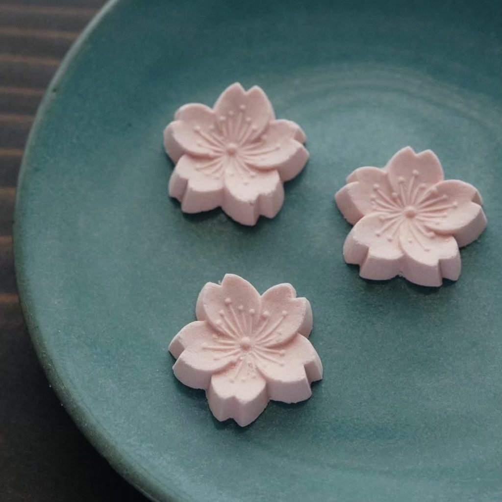 干菓子 ［和三盆製］桜 | 香川県丸亀市の和菓子の老舗「寳月堂」