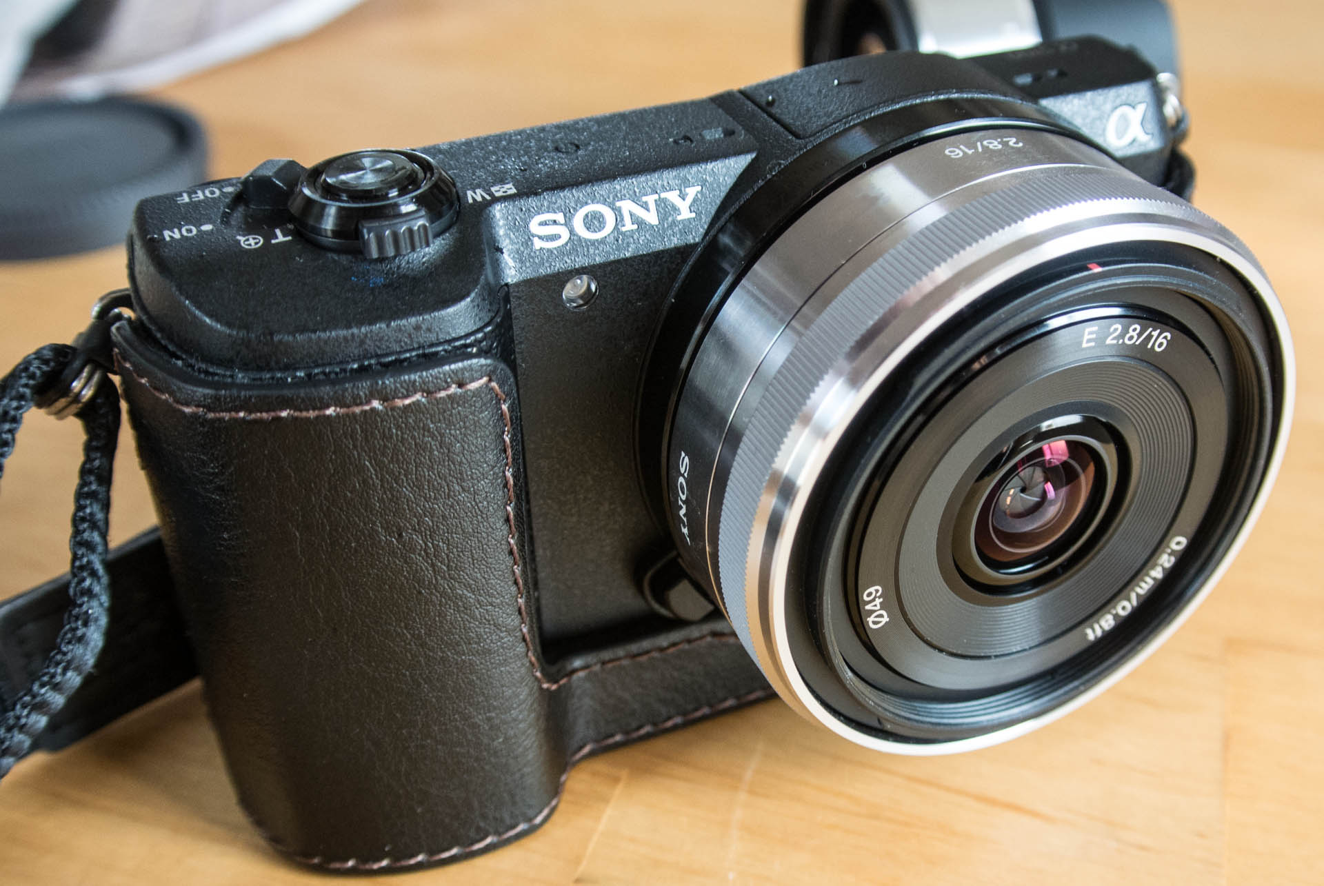 合わせても3万円弱！広角単焦点レンズSEL16F28と、魚眼コンバータVCL