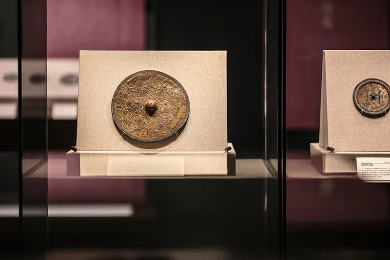 5面汉代铜镜清华展出，上有“中国”铭文