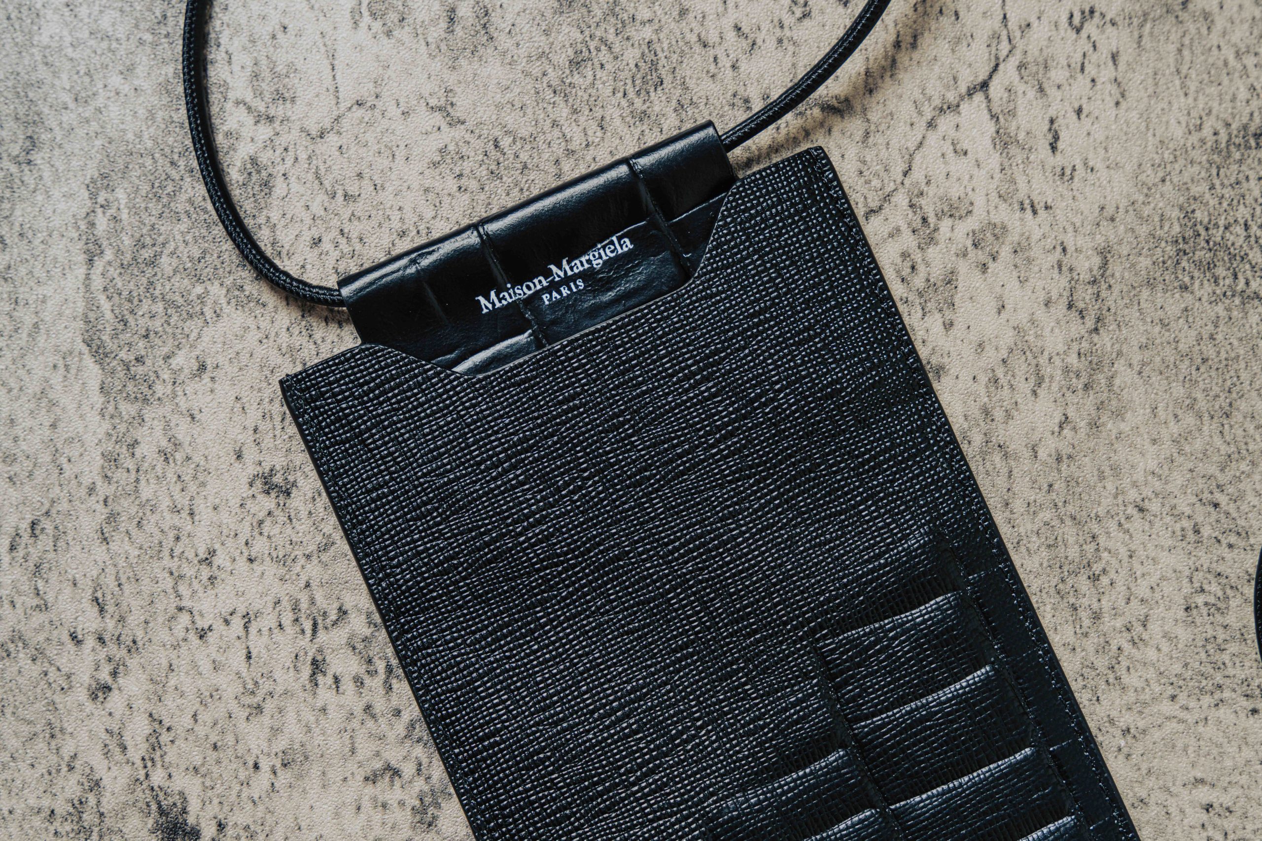 メゾンマルジェラのフォンポーチ | HUES 福岡セレクトショップ