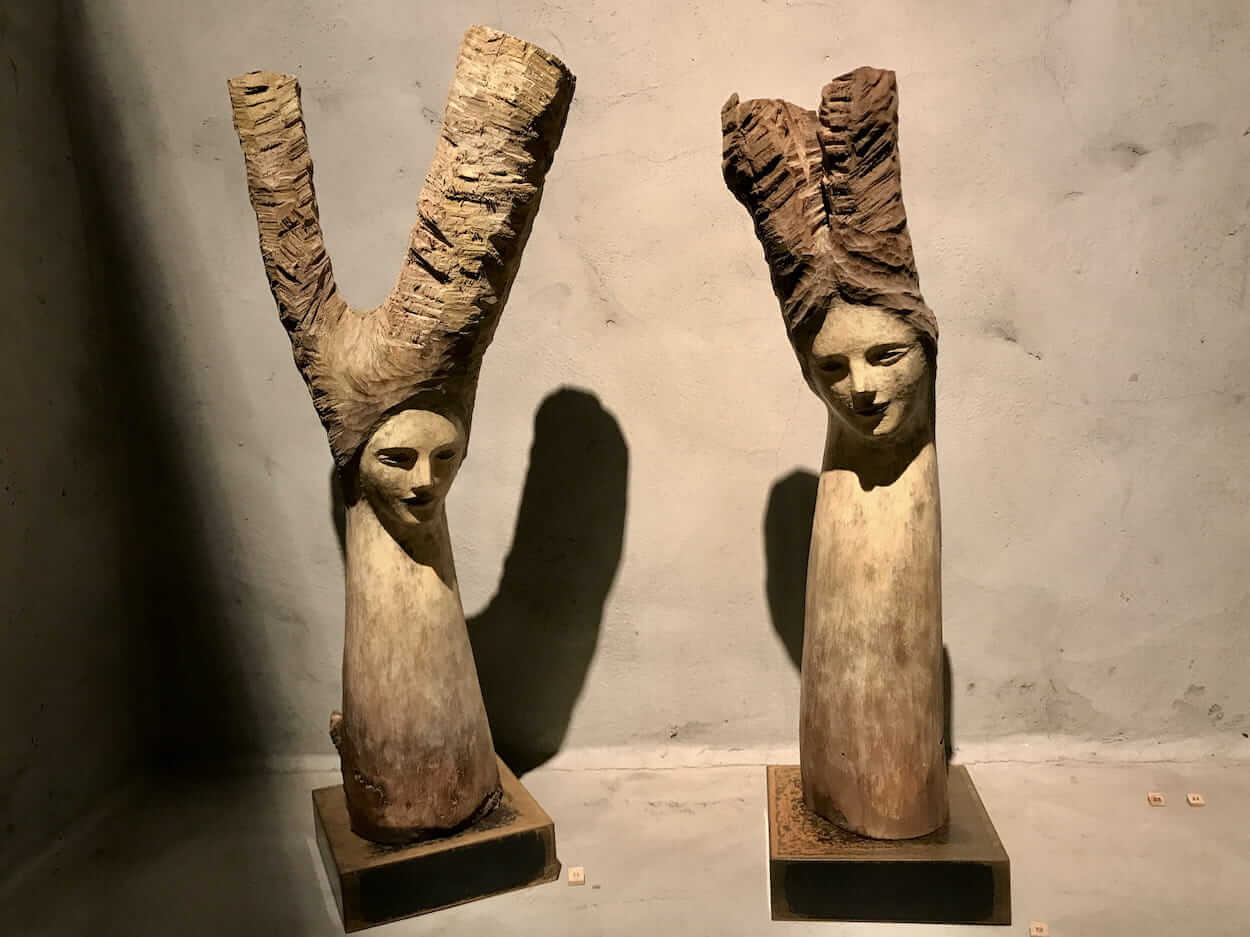 モリソン小林氏の彫刻 at Special Source その2 | 古びた家