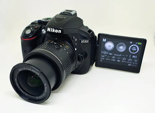 Nikon D5300 + Lente 18-55mm - 24.2mp Wi-fi Tela Giratória Preto