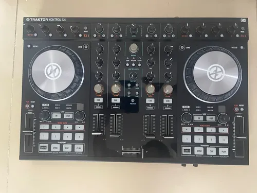 Controlador DJ Native Instruments Traktor Kontrol S4 MK2 preto da