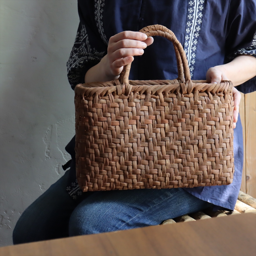 やまぶどう籠バッグ 白皮8mm 横長 巾34cm 高さ（本体）23cm 重さ370g