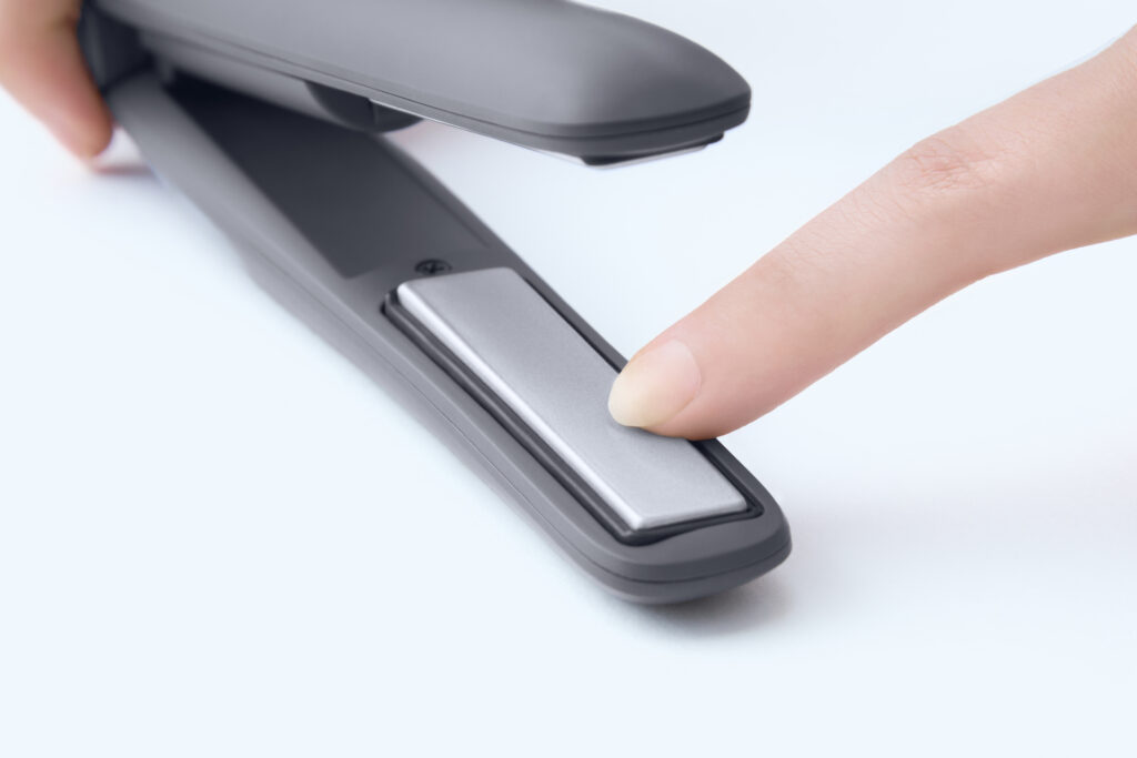 SALONIAからスマホ充電ができる「コードレス ストレートヘアアイロン