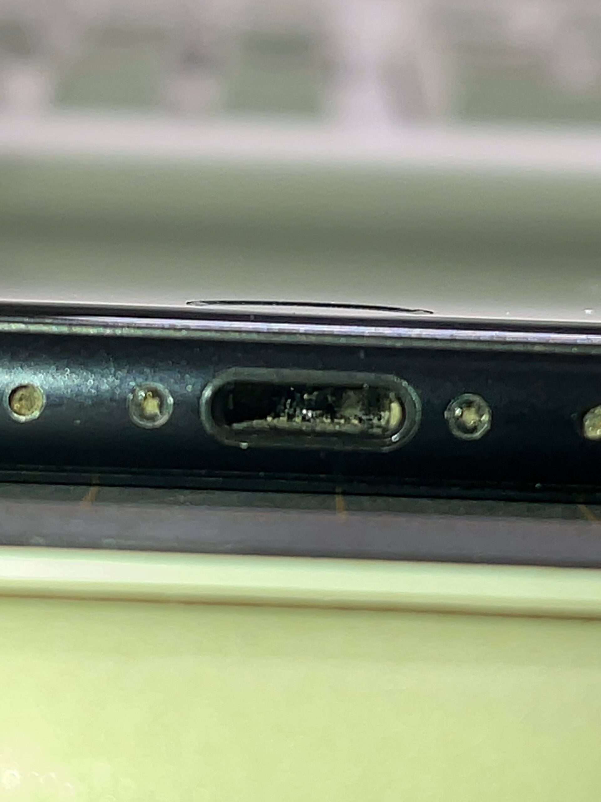 充電ケーブルが挿さらないiPhone SE 2nd gen 異物除去のご依頼