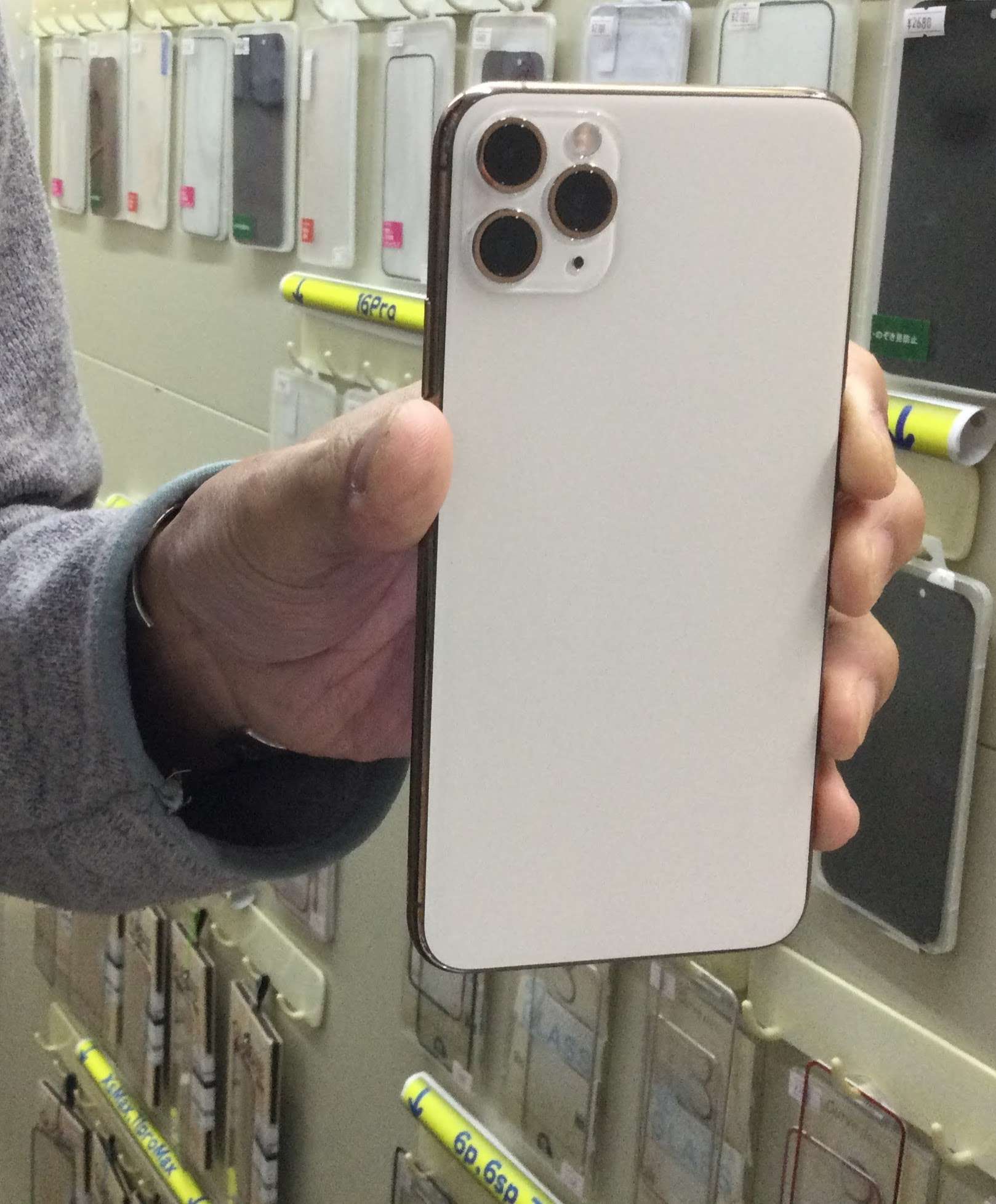 背面ガラス割れ修理でiPhoneの色変えができます | iPhone(アイフォン