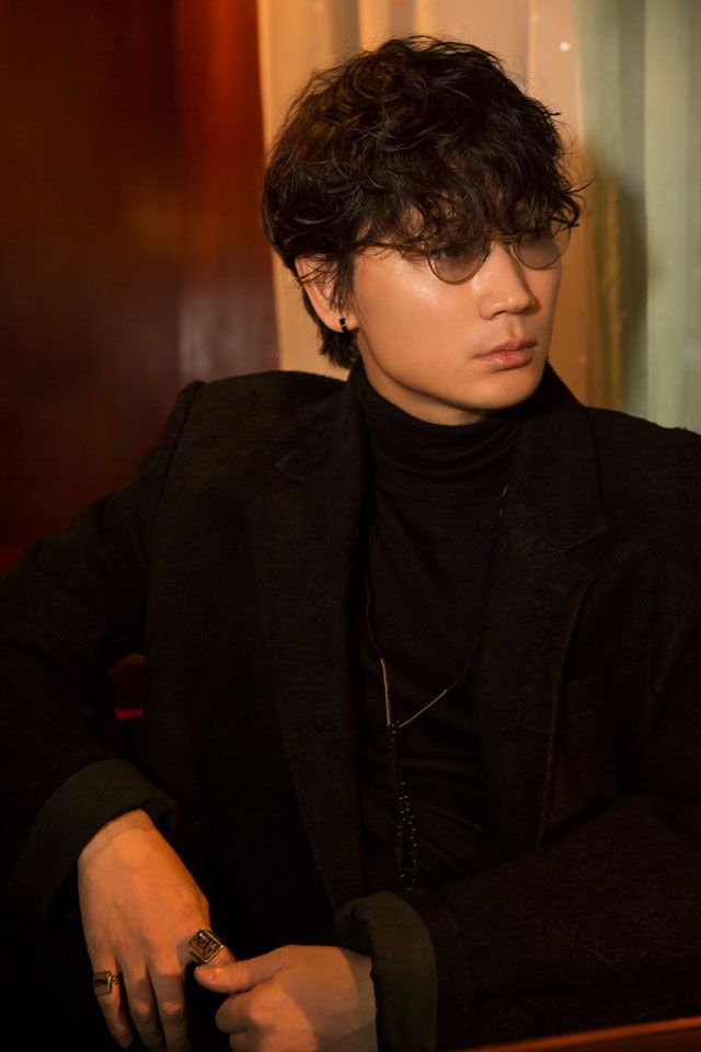 初の著書『牙を抜かれた男達が化粧をする時代』に刻まれた「綾野剛