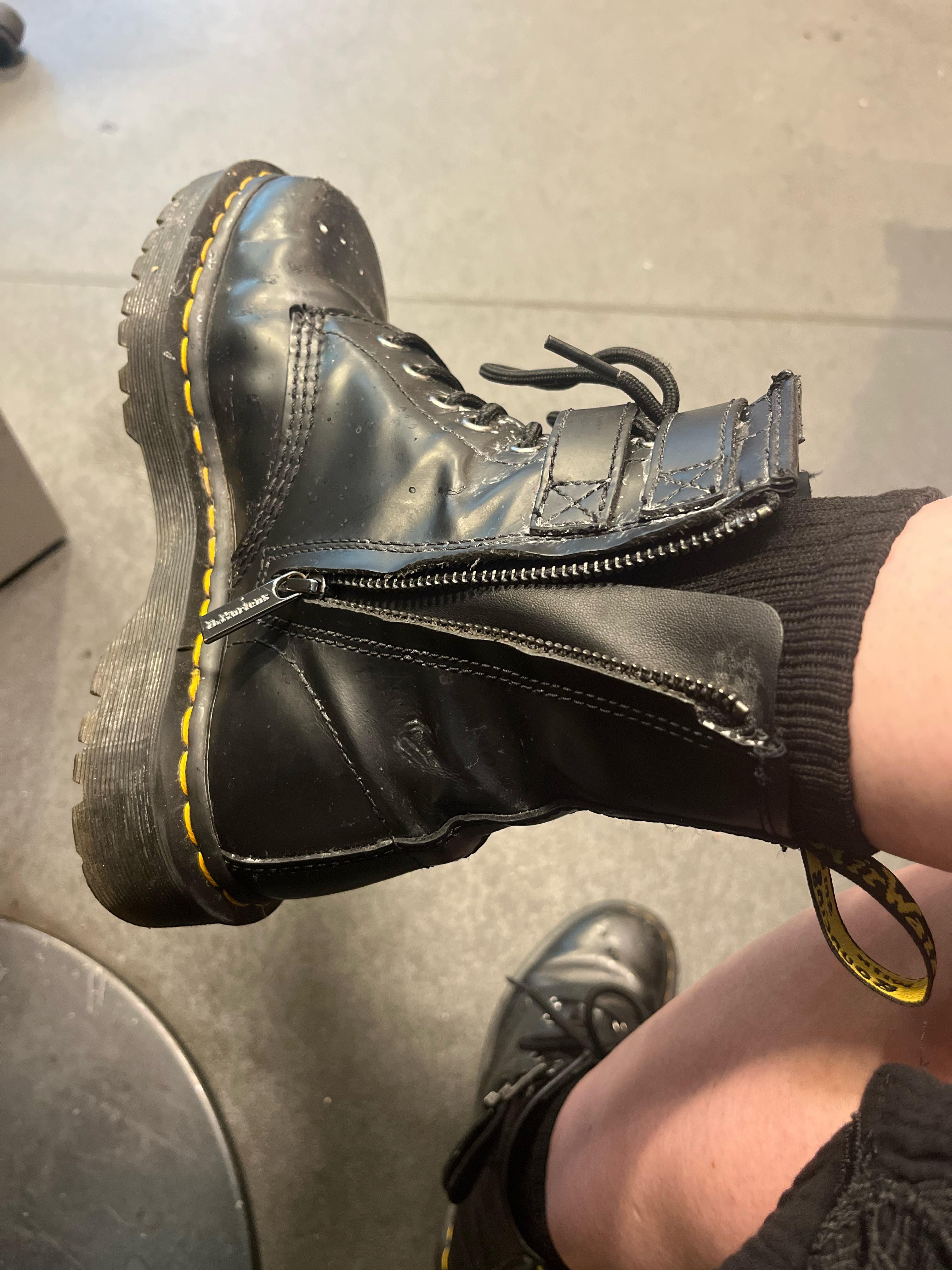 サイドジップのドクターマーチンが勝手に開いちゃうんだよね。ちゃんと