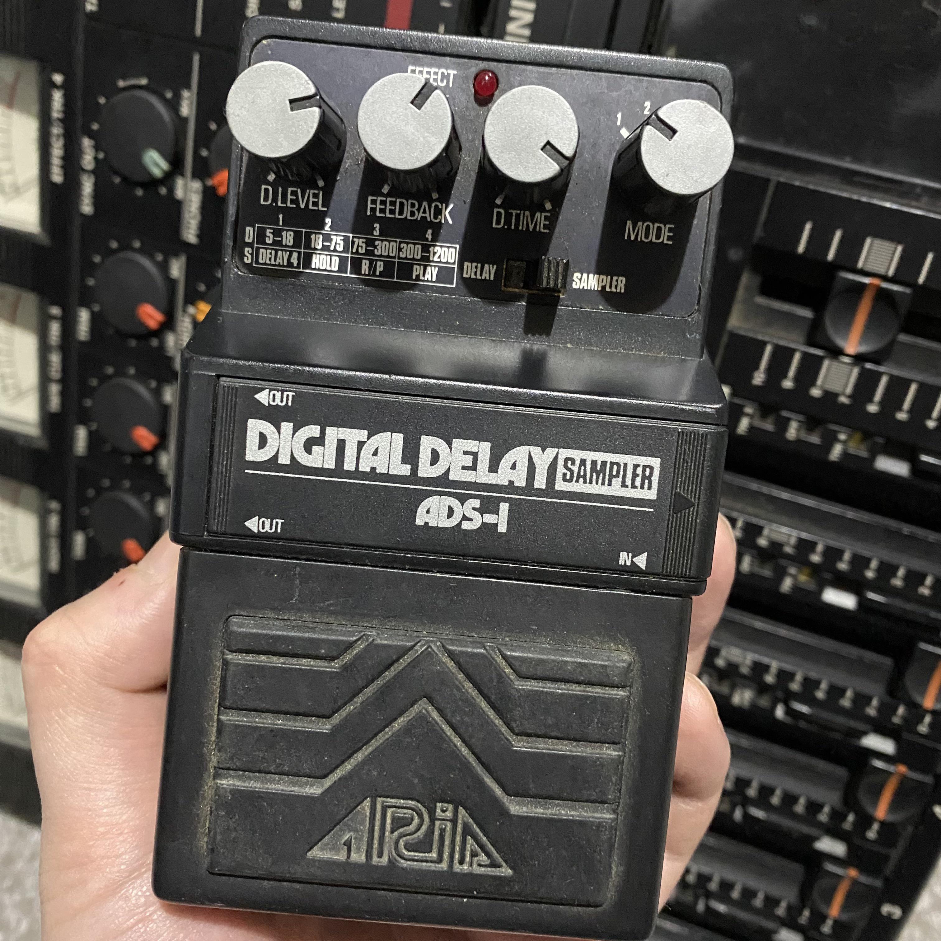 この80年代っぽいディレイサンプラーペダルについて詳しい人いますか