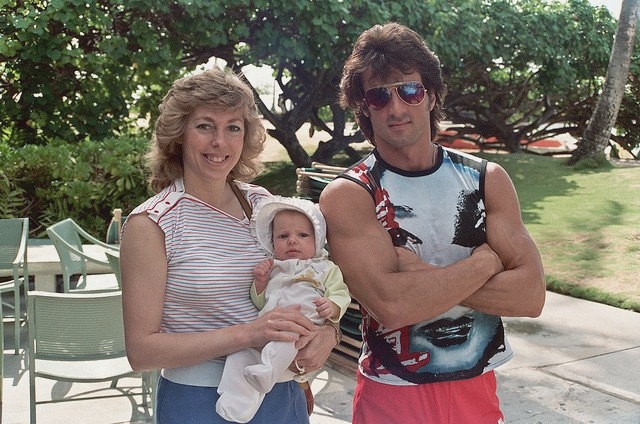 1983年、ハワイでファンとポーズをとるシルベスター・スタローン : r