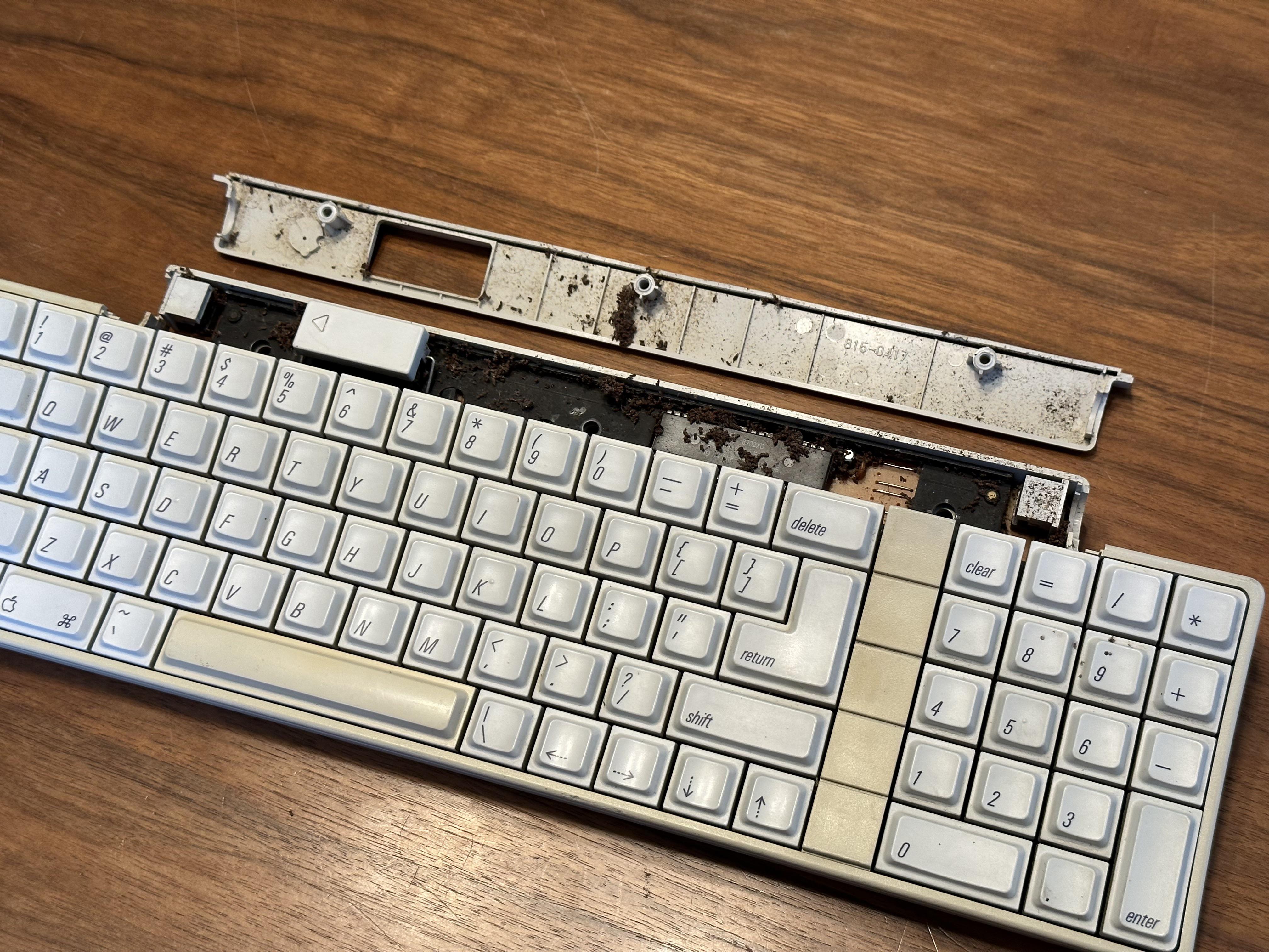 Restored a 1986 Apple Desktop Bus keyboard (Orange Alps version