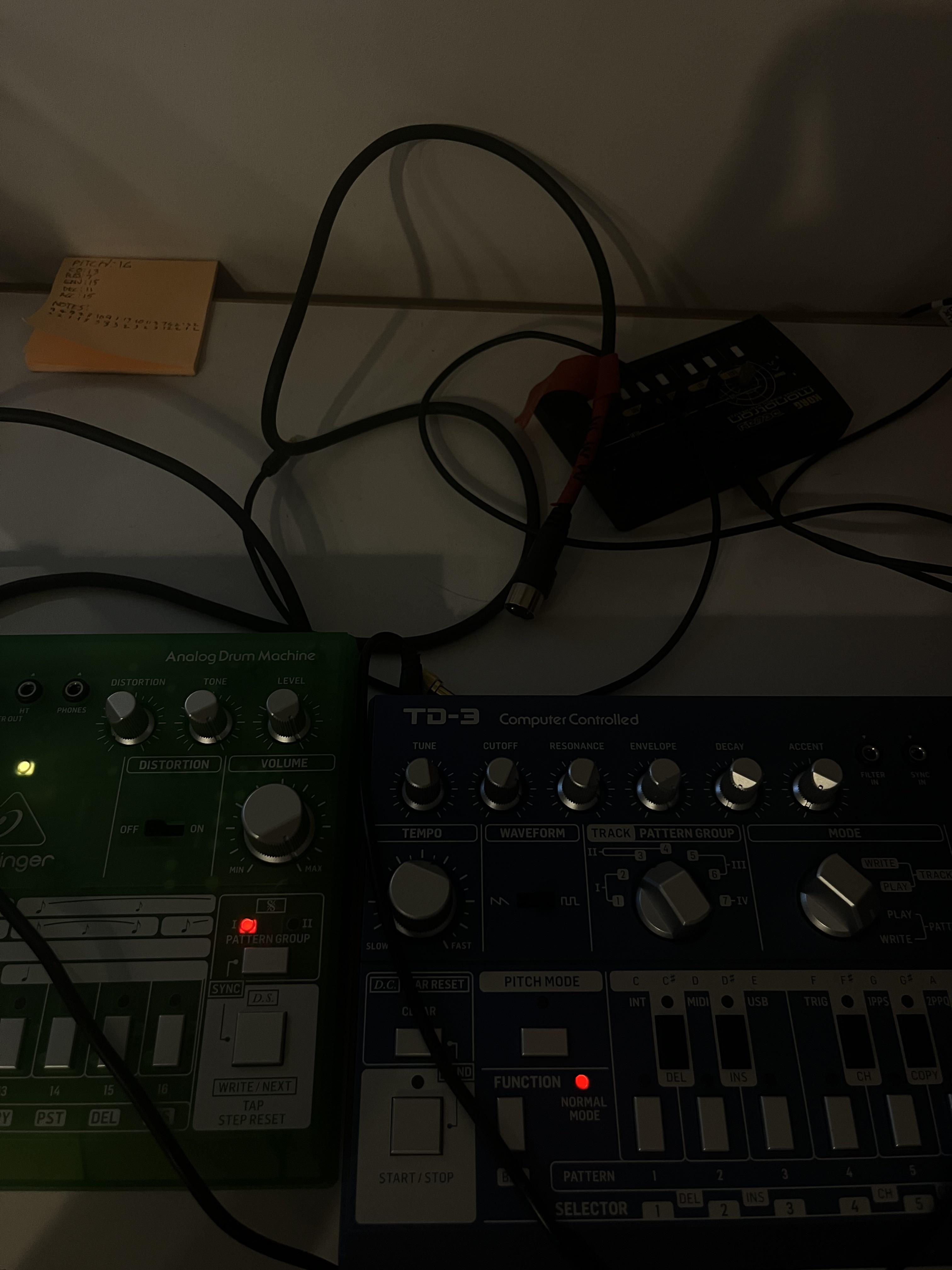 Behringer RD-6とBehringer TD-3をどうやって同期させればいいの？ : r