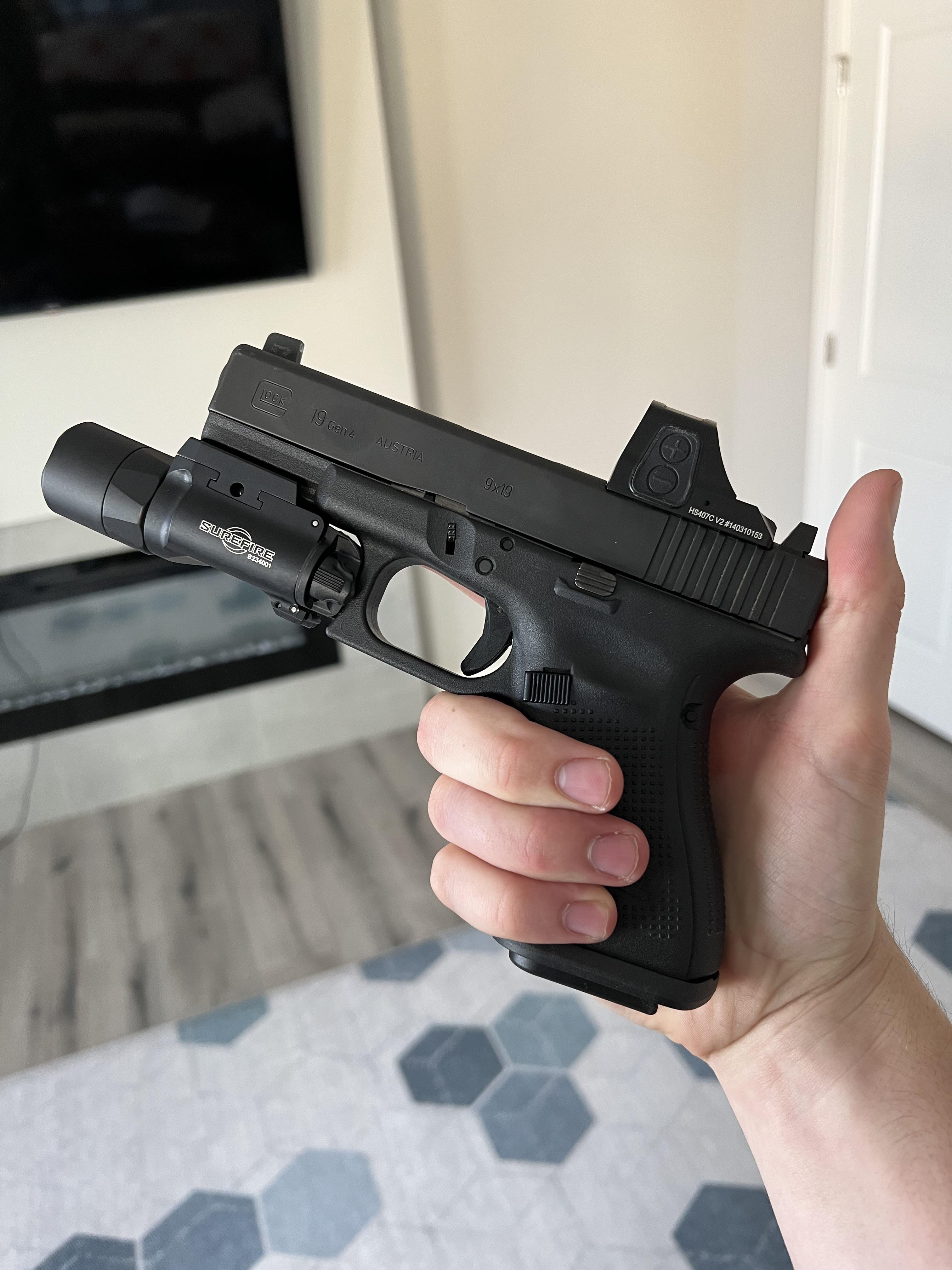 新しい一日！Glock 19 gen 4 に Surefire X300T-B が付いてる。 : r/Glocks