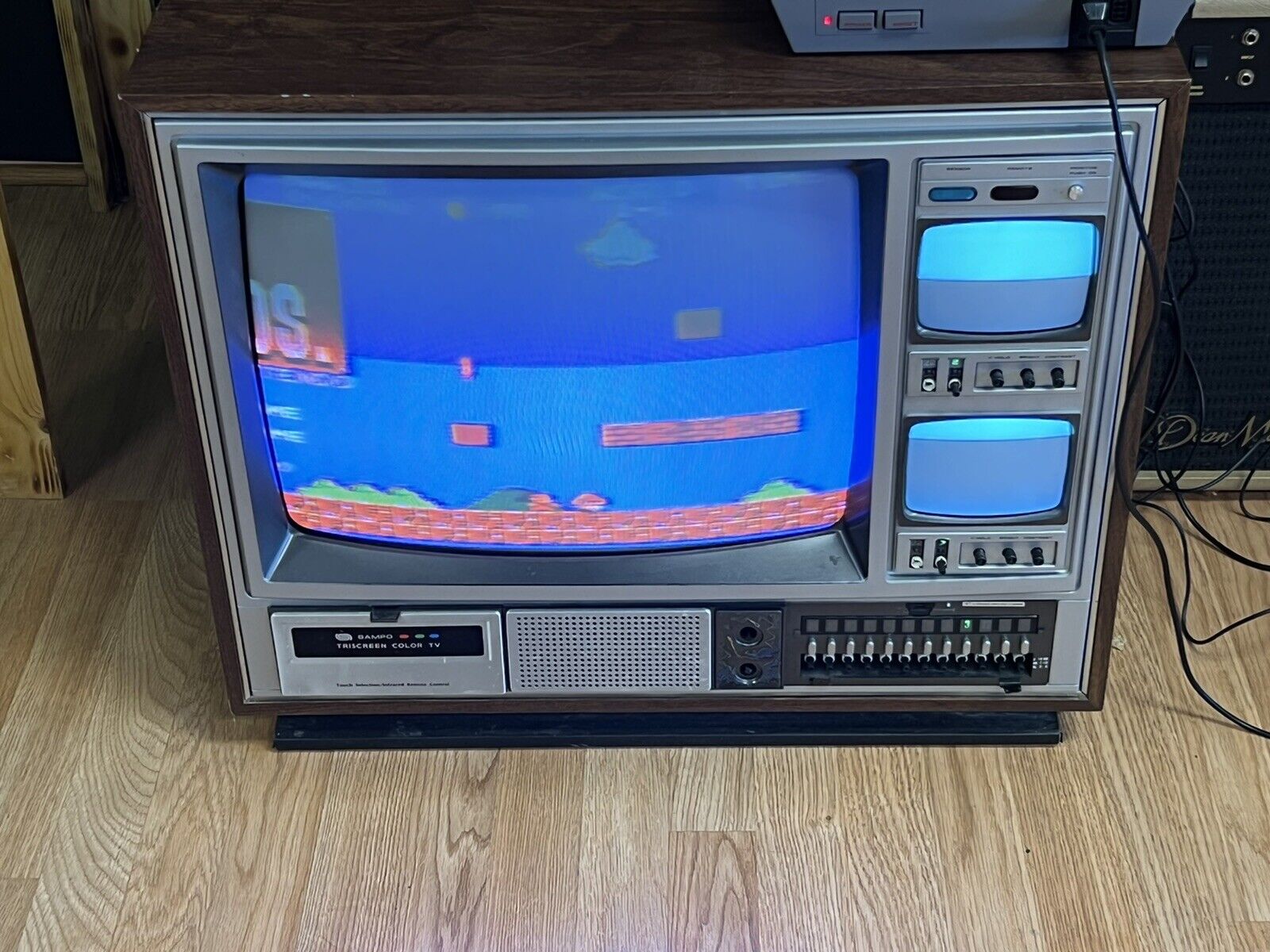 80年代初頭に作られたトリプルスクリーンテレビ : r/Damnthatsinteresting