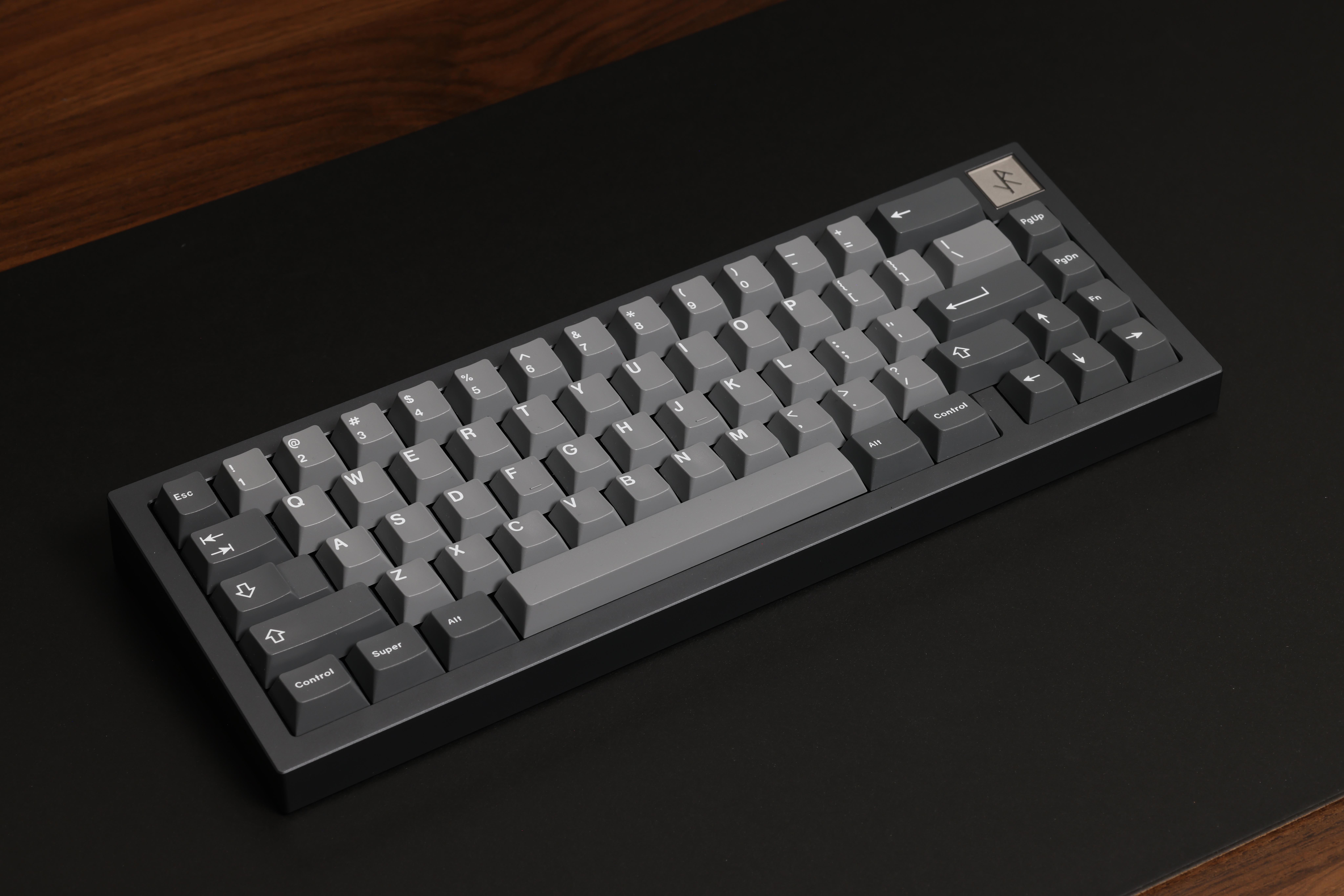 Smith+Rune Iron165 R2 Graphite with GMK Modern Dolch 2 : r