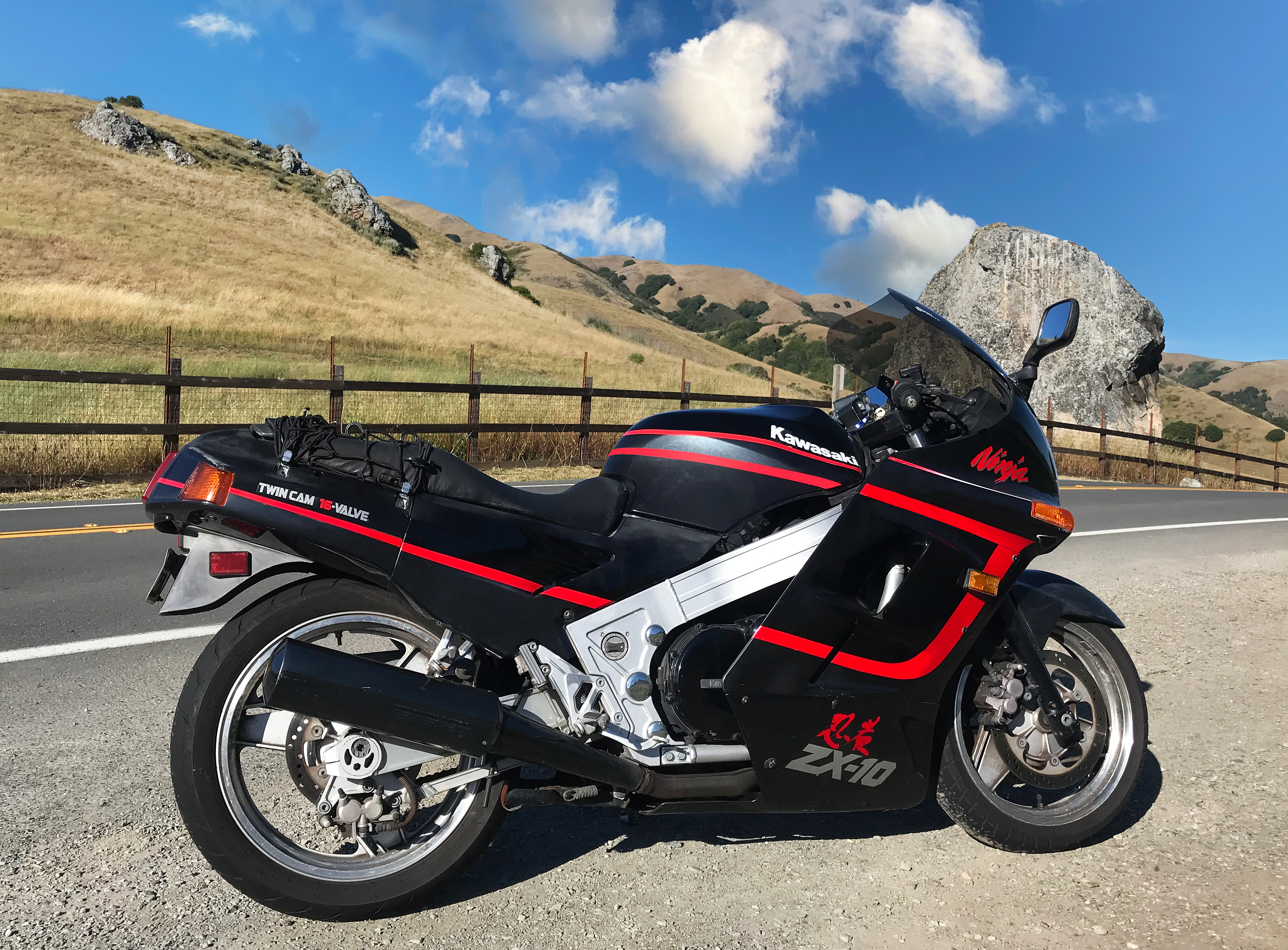 俺の1989年式のZX10。33歳だけど、まだバリバリ走ってるぜ。 : r