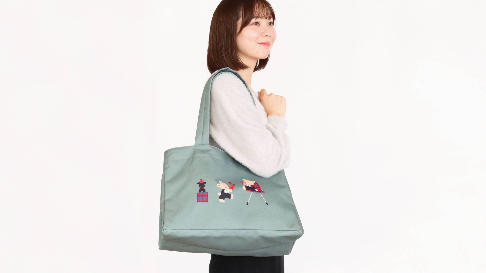 新作ニットと合わせてノベルティの「保冷ショッピングバッグ」が登場