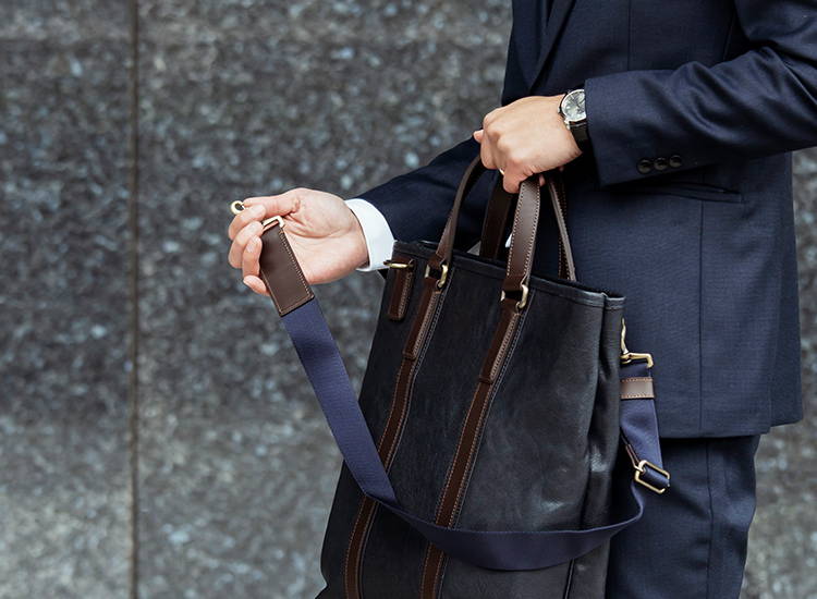機能的で、スタイリッシュ。 自在に使える2wayビジネストート。 – 土屋