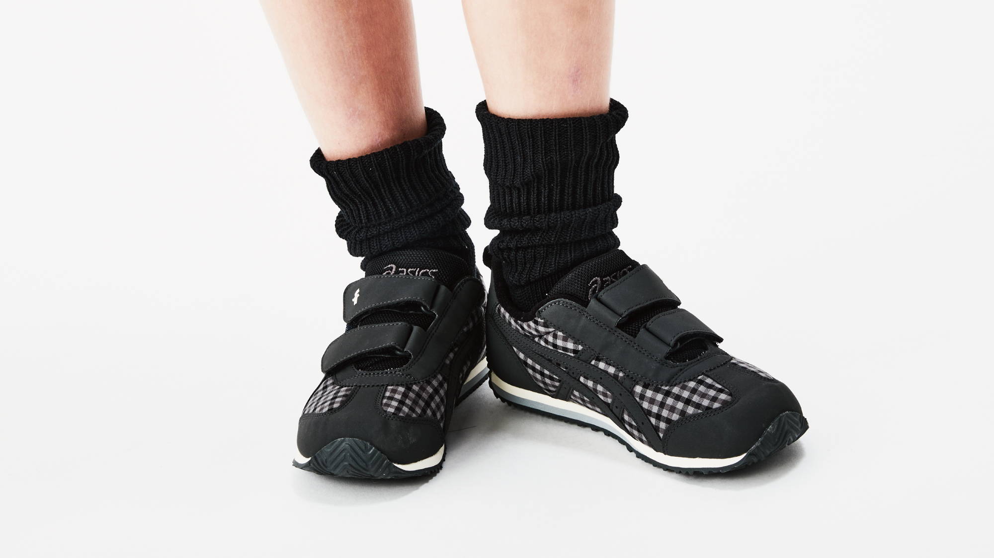 神戸発祥のブランド「アシックス」とのコラボアイテムに モノトーン